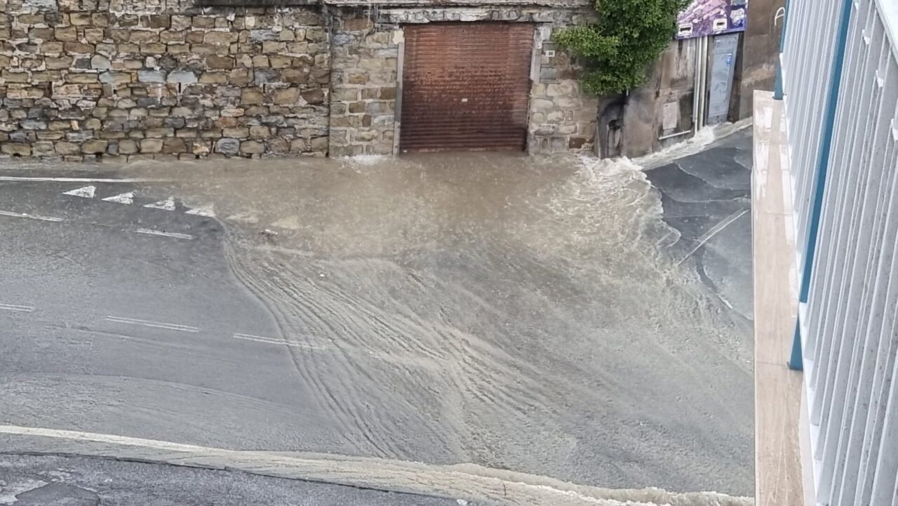 Fiume d’acqua in Via Solaro a Sanremo