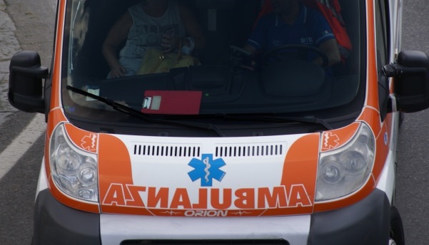 Schiacciato da un motocarro: ferito un ottantenne