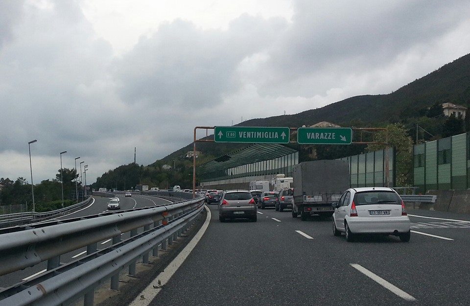 Sedici chilometri di coda in autostrada. Assistenza con bottigliette d’acqua agli automobilisti