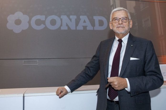L’Ad di Conad apre il fronte: “In aspettativa chi non si vaccina”. Sì al Green pass obbligatorio anche da parte di Coop e altri supermercati