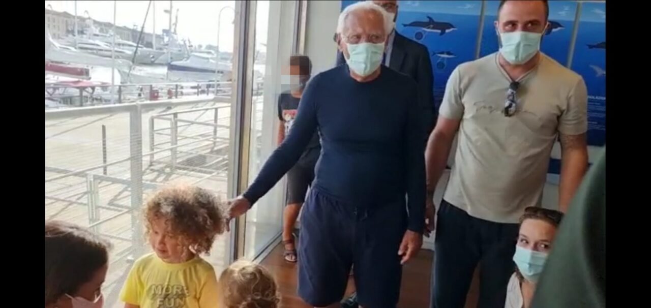 Giorgio Armani che non ti aspetti: all’Acquario di Genova incantato dal piccolo Jayden