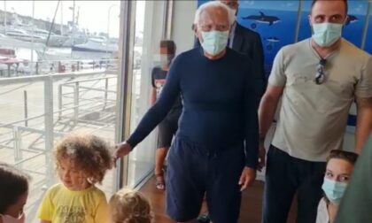 Giorgio Armani che non ti aspetti: all'Acquario di Genova incantato dal piccolo Jayden