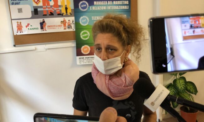 Bidella senza green pass si ripresenta a scuola: altra sanzione, ma poi si allontana per evitare la denuncia