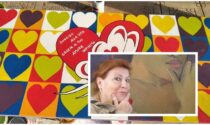 Una panchina con tanti cuori colorati per mamma Graziella