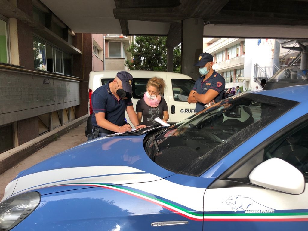 Bidella senza Green Pass. A scuola arriva la polizia
