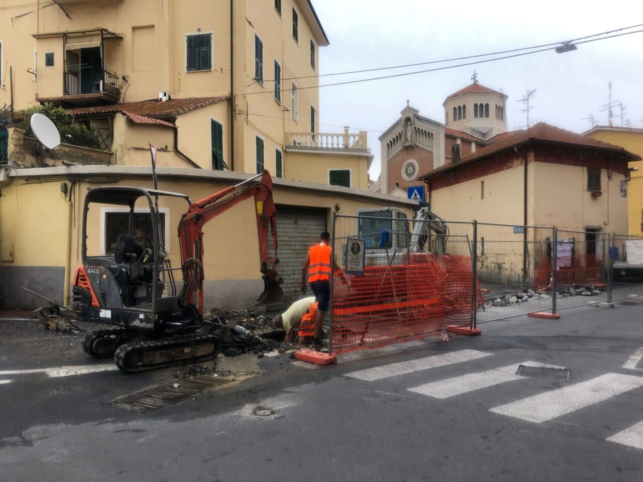 Tubo rotto a Imperia. Operai al lavoro