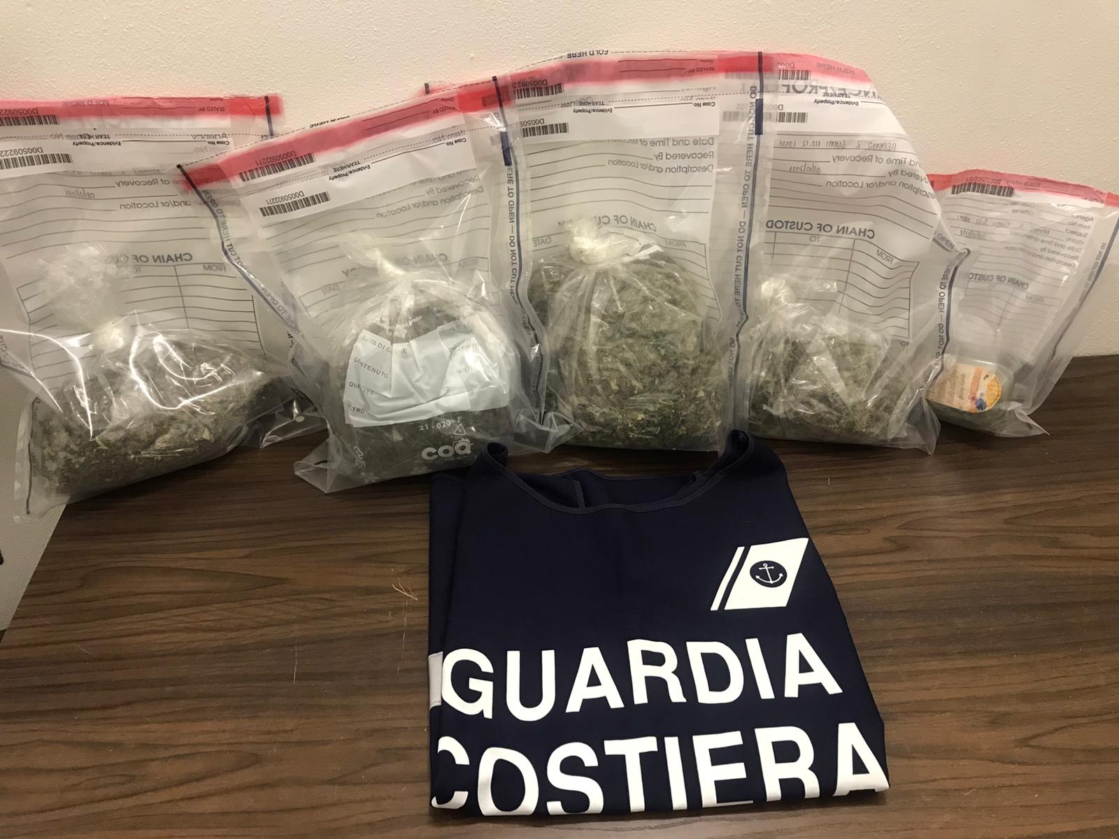 Arresto guardia costiera furto carburante e marijuana_04
