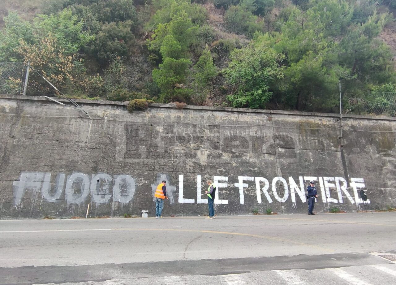 Fuoco alle frontiere: la scritta dei no border in corso Francia a Ventimiglia