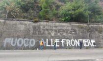 Fuoco alle frontiere: la scritta dei no border in corso Francia a Ventimiglia