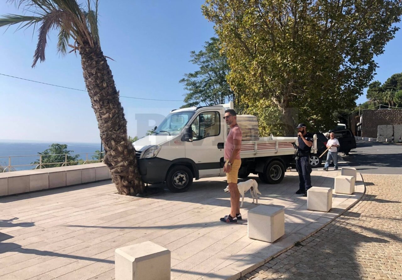 Tragedia sfiorata a Ventimiglia: furgone contro una palma per un guasto al freno a mano