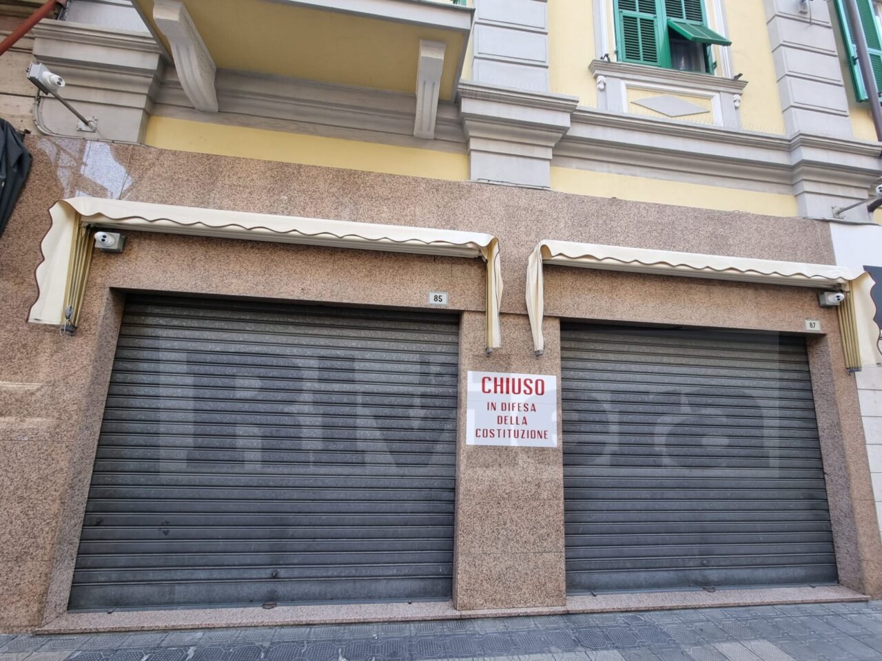 Negozio chiuso a Sanremo: “In difesa della Costituzione”
