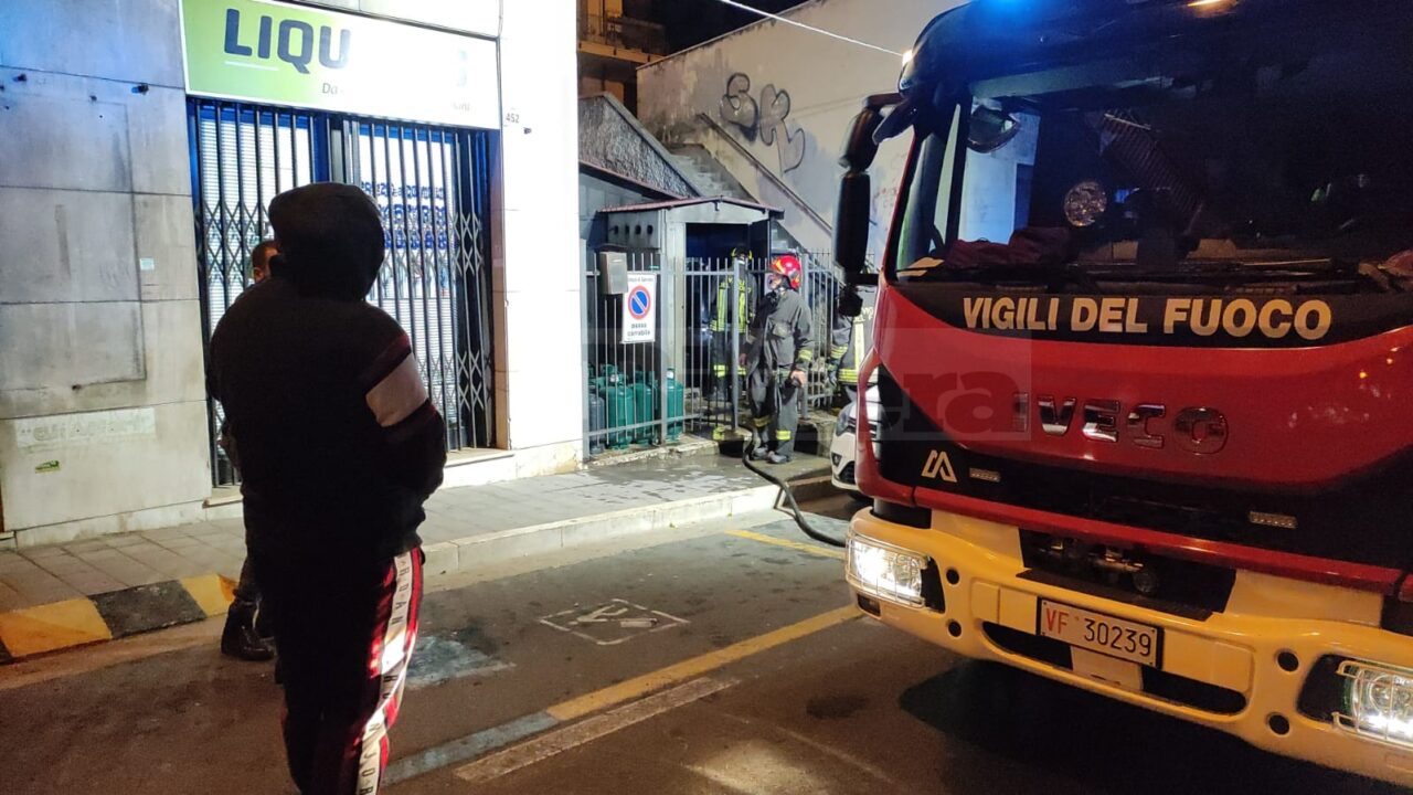 Incendio vicino a un deposito di bombole nella notte in via Martiri a Sanremo