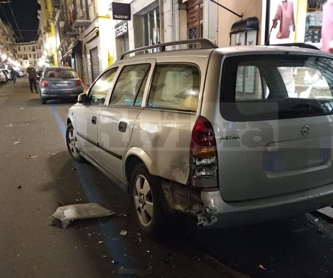 Incidente Ventimiglia via Cavour Mini auto in sosta