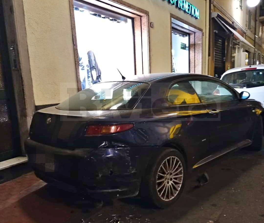 Incidente Ventimiglia via Cavour Mini auto in sosta_02