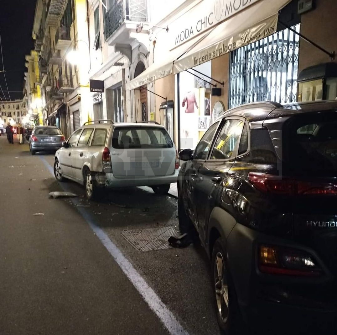 Incidente Ventimiglia via Cavour Mini auto in sosta_04