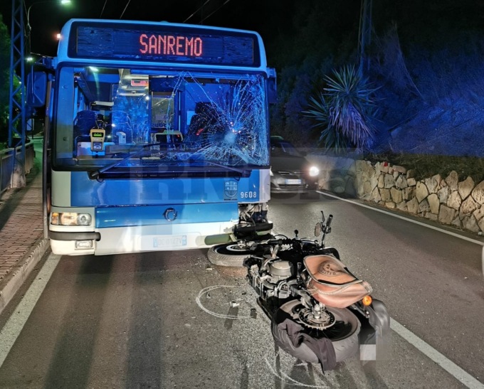 Motociclista si scontra con una corriera sull’Aurelia a Bordighera