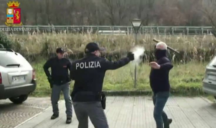 Litiga con la compagna incinta e poi si scaglia contro i poliziotti. Bloccato con lo spray