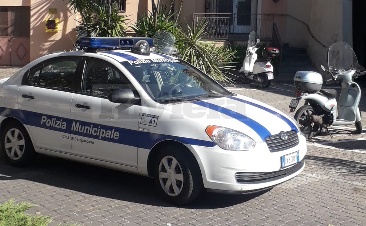 Donna si vendica di tre multe tagliando le ruote all’auto dei vigili
