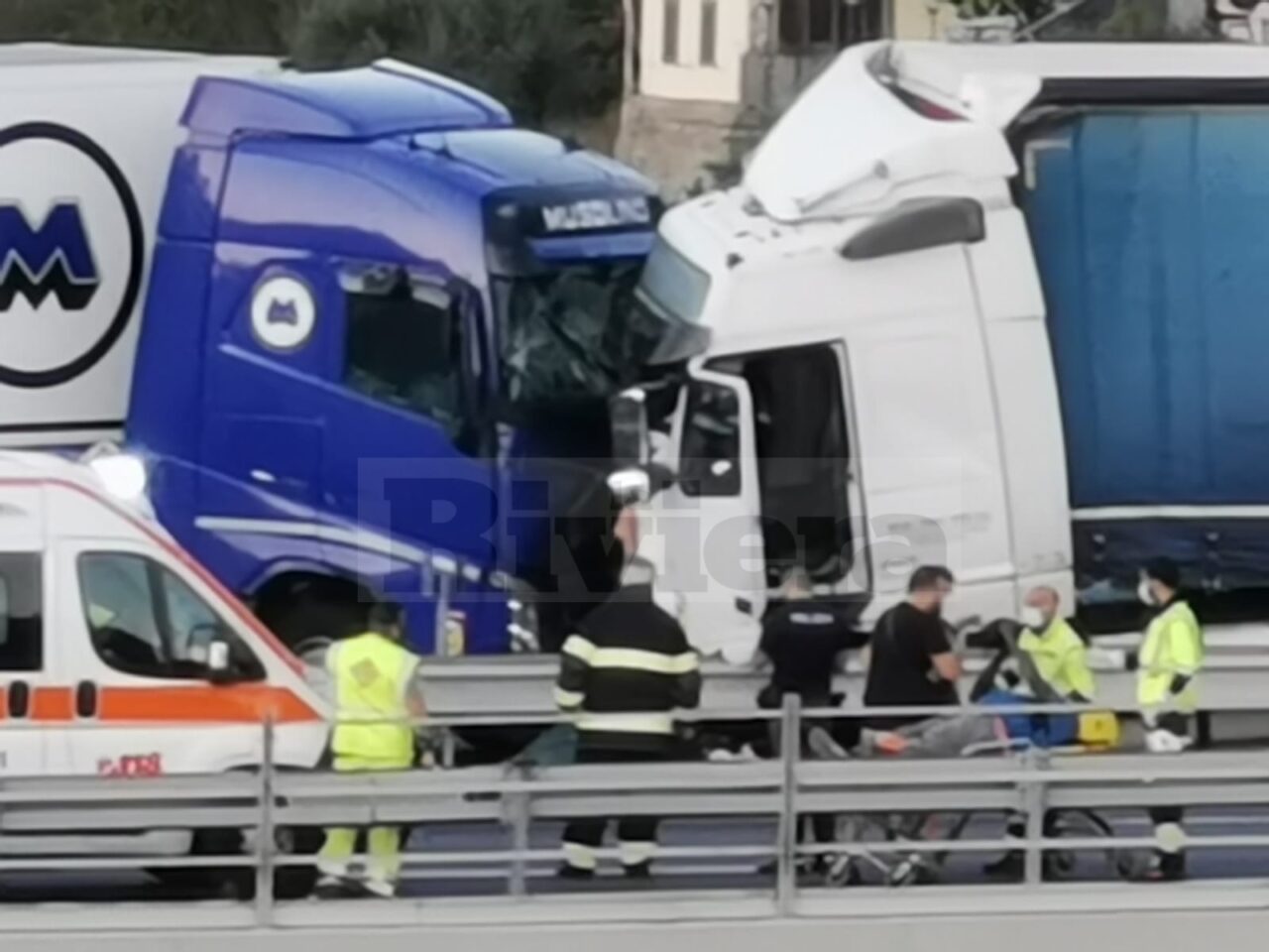 Scoppia pneumatico: scontro tra due tir sull’A10 a Bordighera