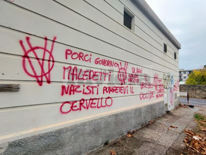 Scritte contro i vaccini e insulti a Toti e Draghi: individuato il presunto autore