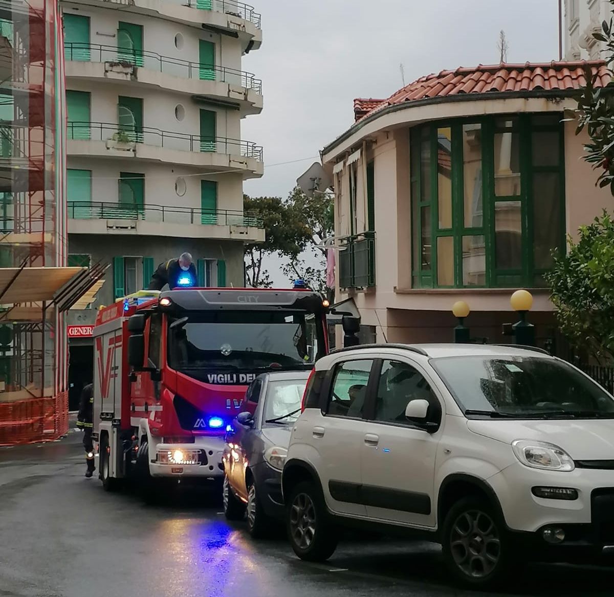 Soccorso persona vigili del fuoco via Martiri della Libertà Ospedaletti