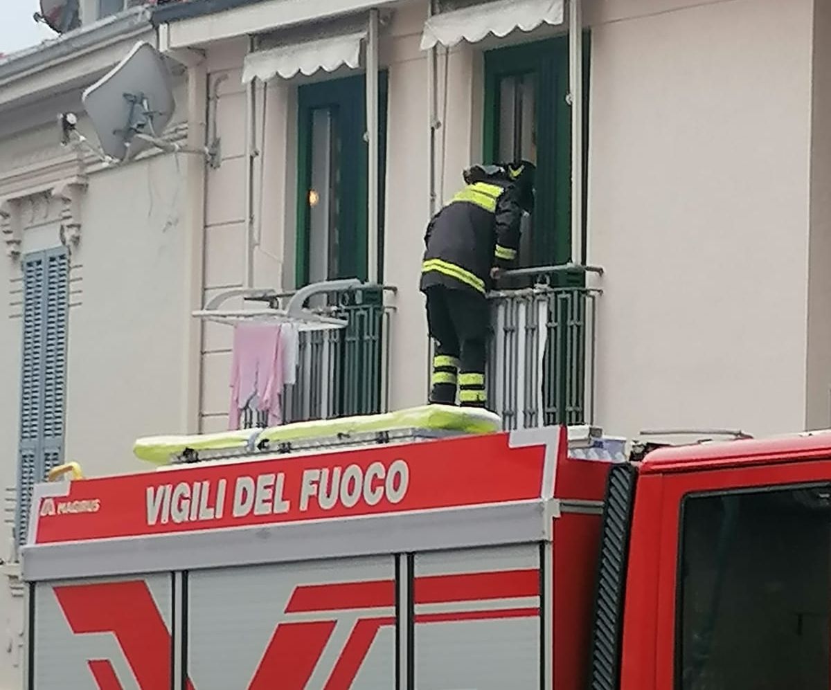 Soccorso persona vigili del fuoco via Martiri della Libertà Ospedaletti_02