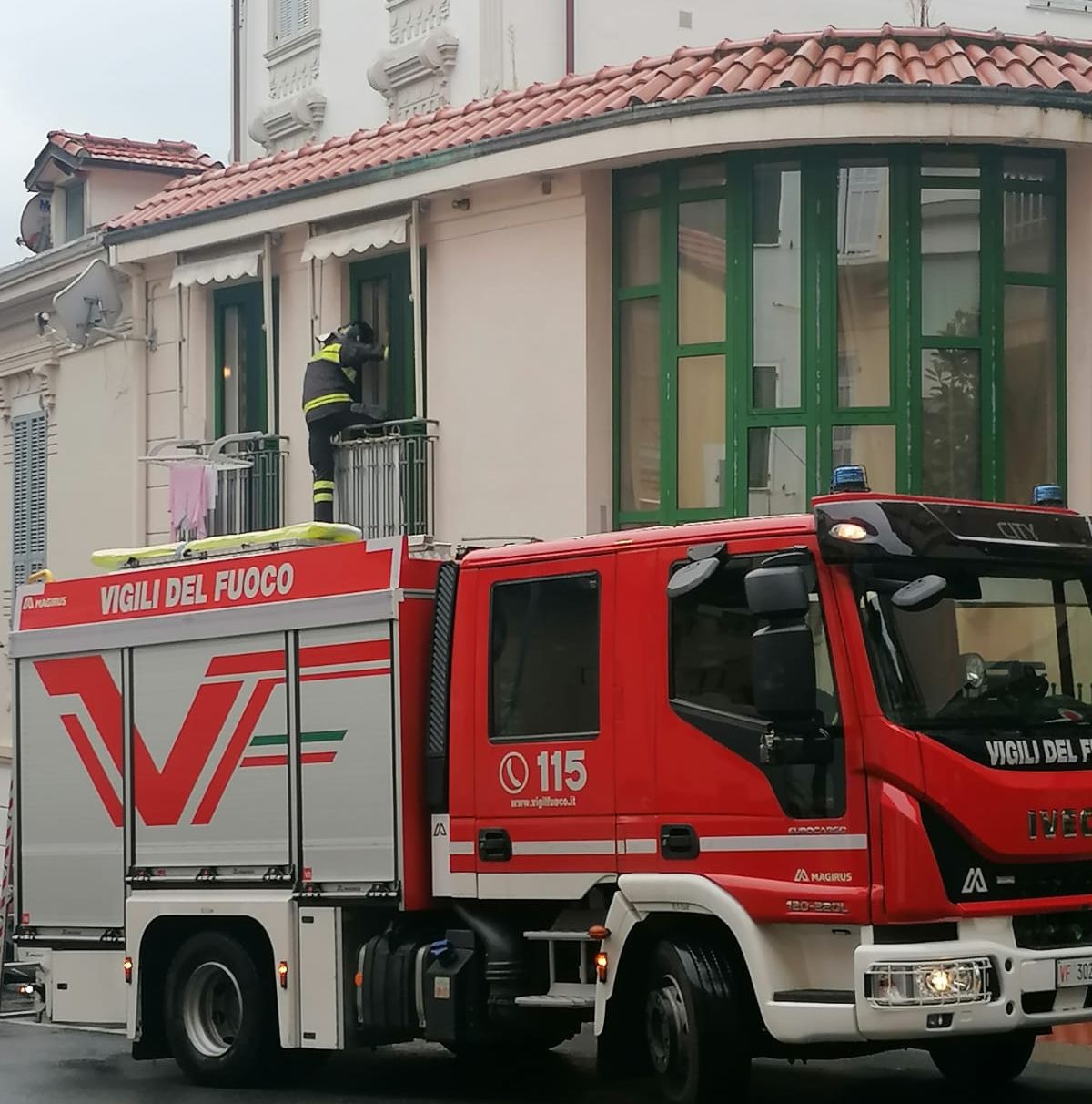 Soccorso persona vigili del fuoco via Martiri della Libertà Ospedaletti_03