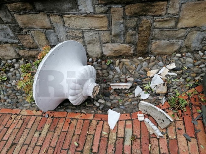 Vandali a Ospedaletti distruggono fioriera