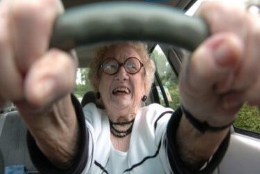 Al volante con patente scaduta da 30 anni, "Guido poco"