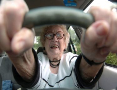 Al volante con patente scaduta da 30 anni, “Guido poco”