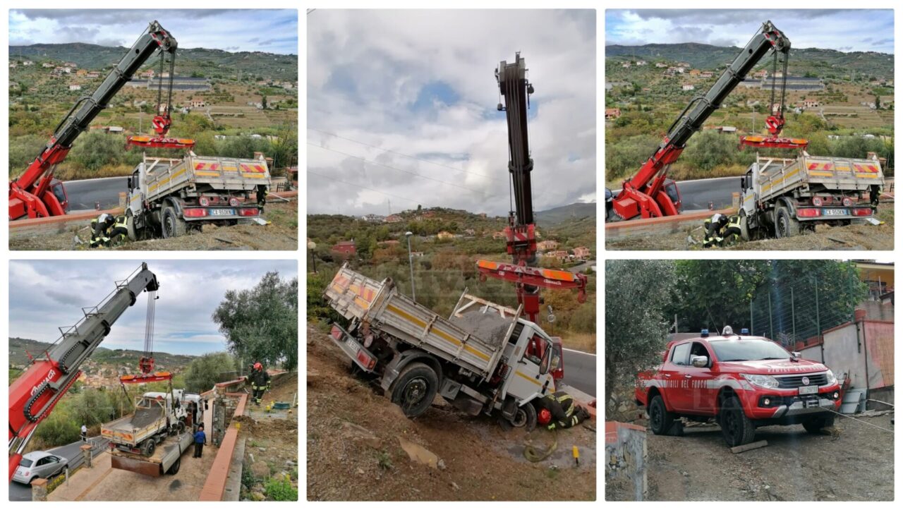 Autocarro finisce fuori strada a Dolcedo, lo recuperano i vigili del fuoco