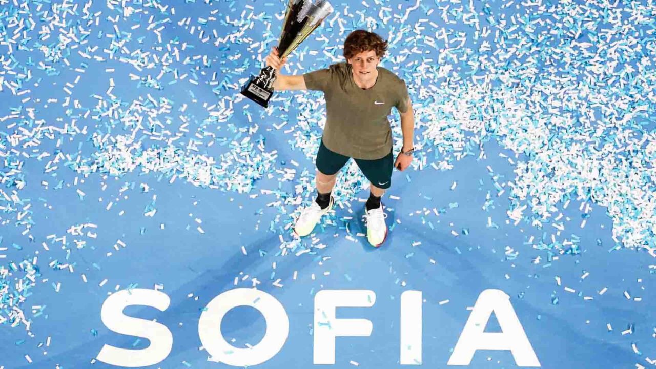Jannik Sinner si conferma campione a Sofia e mette un piede nelle Atp Finals di Torino