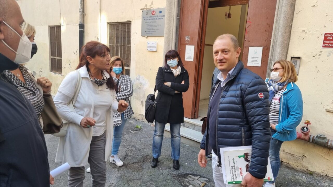 Via la prof di matematica applicata al Colombo. Genitori inferociti