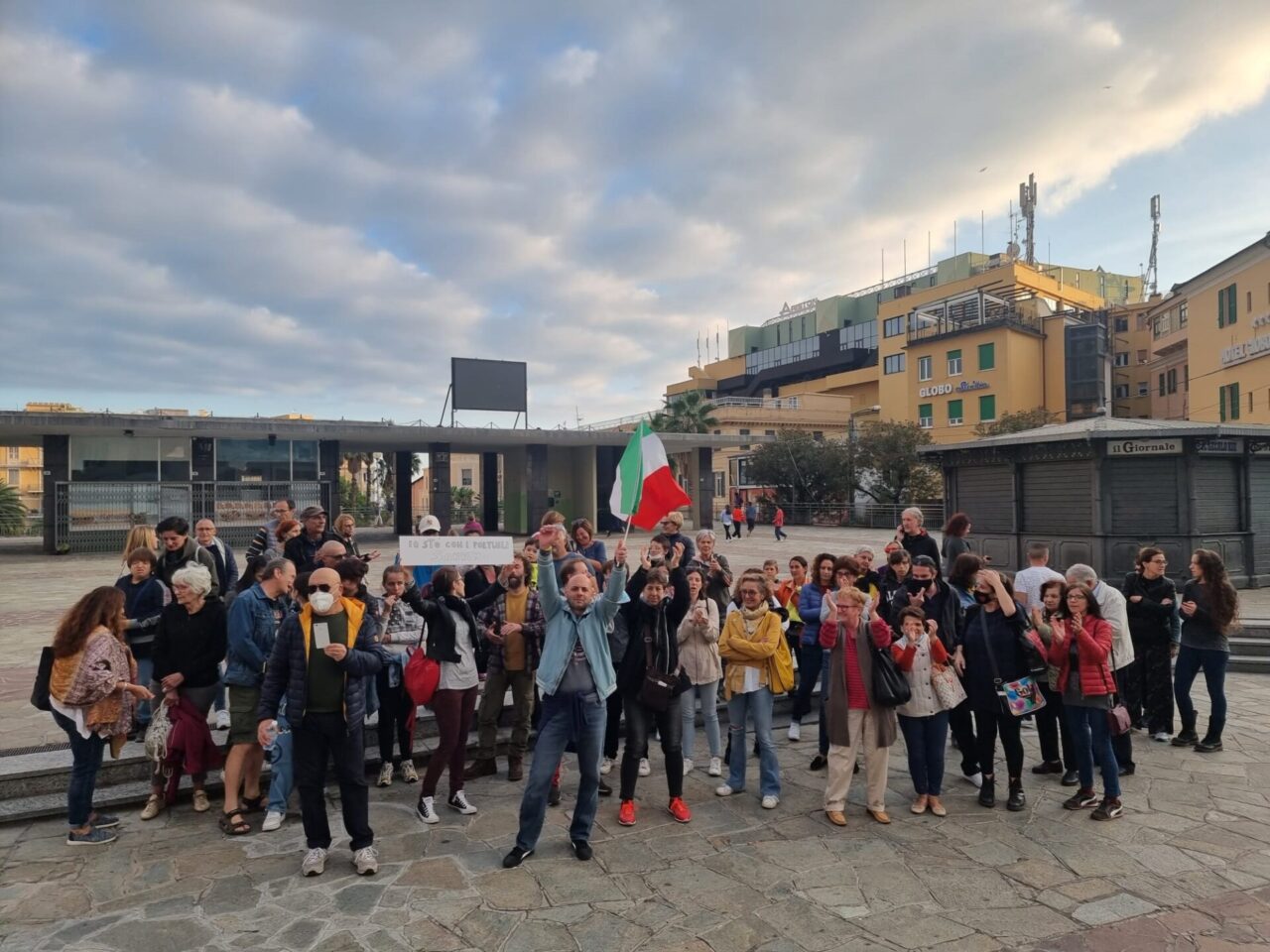 Manifestazione spontanea per i portuali di Trieste in Piazza Colombo