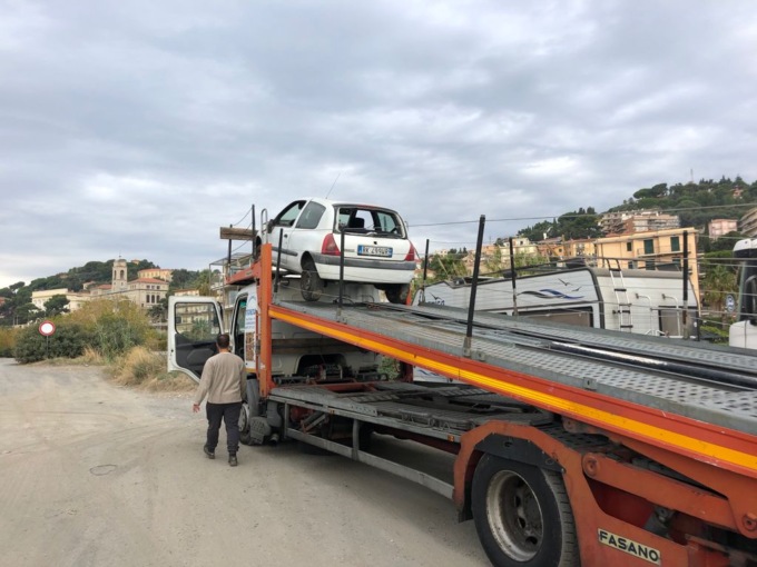 Vigili in azione, continua il recupero dei mezzi abbandonati