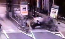L’impressionante video dell’auto che si schianta al casello Ferrara Sud