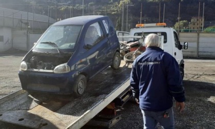 Auto e moto abbandonate a Ventimiglia: continua la bonifica del Comune