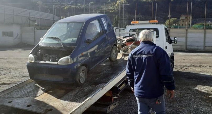 Auto e moto abbandonate a Ventimiglia: continua la bonifica del Comune