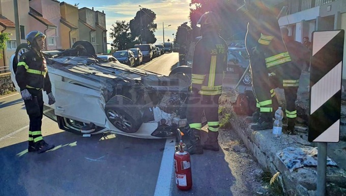 Auto si cappotta sull’Aurelia a Costarainera, ferita una donna