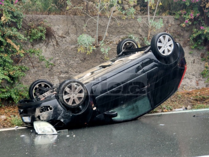 Auto si cappotta a Ventimiglia, ferita una giovane donna