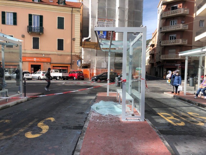 Bus in manovra sfonda la pensilina