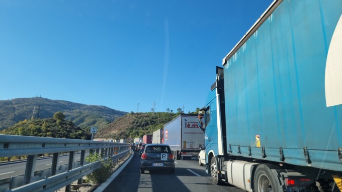 Chilometri di coda in autostrada per incidente