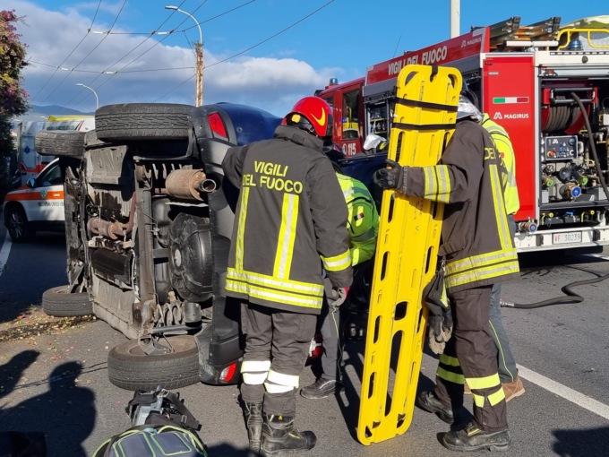 Auto cappottata sull’Aurelia, due feriti