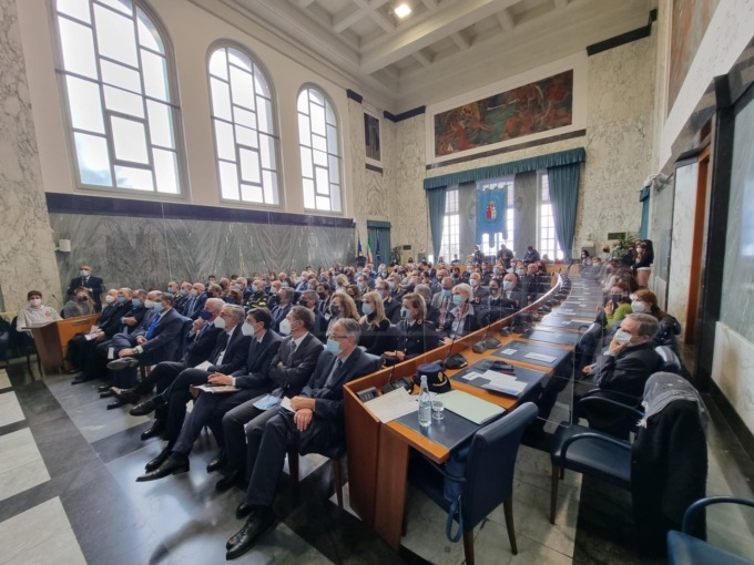 Bagno di autorità per la presentazione del volume “Di memorie e di valori. I 100 anni della questura di Imperia”