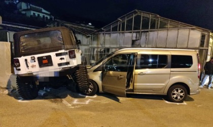 Jeep sale sul cofano di un monovolume: l'incidente è spettacolare, ma senza feriti