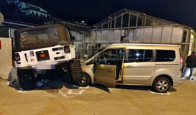 Jeep sale sul cofano di un monovolume: l’incidente è spettacolare, ma senza feriti
