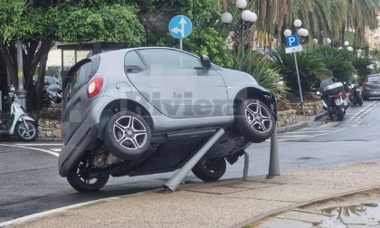 Perde il controllo della guida e con la Smart monta sulla ringhiera a Sanremo