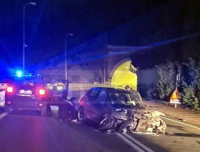 Diciannovenne ubriaco si schianta contro il muro con l’auto