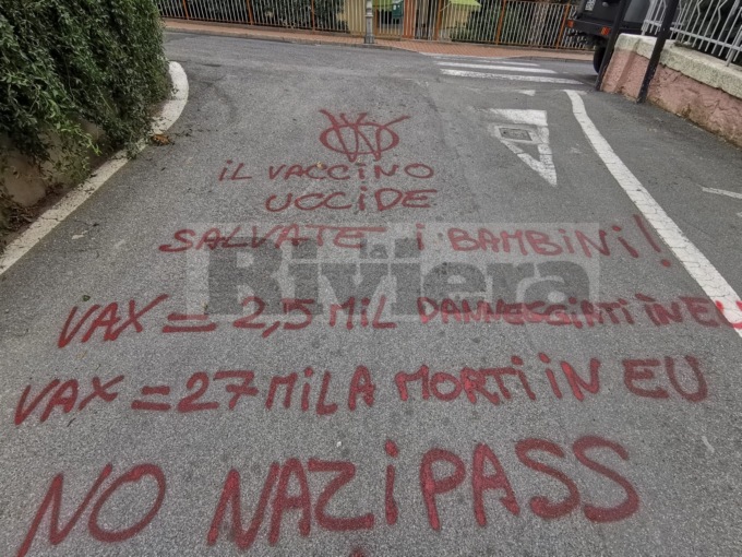 Scritte contro vaccini e insulti a Toti e Draghi sulla strada verso le scuole a Bordighera