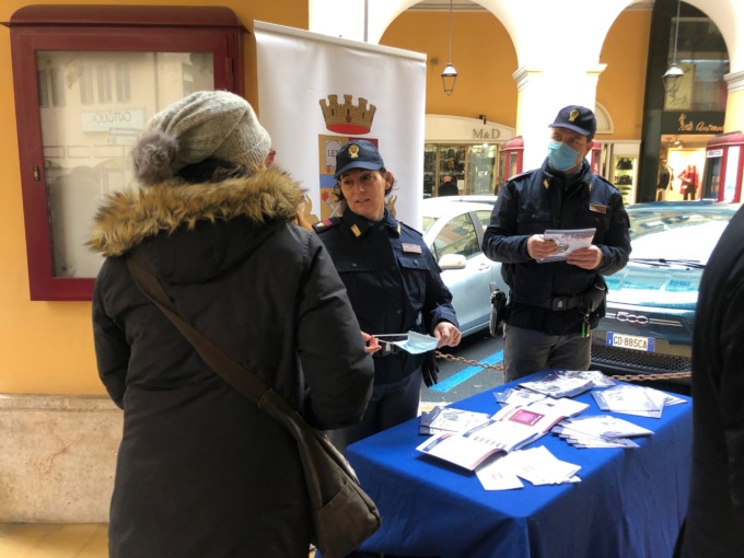 Violenza contro le donne due stand della Polizia di Stato a Imperia e Arma